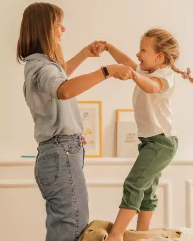 Une babysitter Maison Helya en pleine séance de jeu avec une petite fille