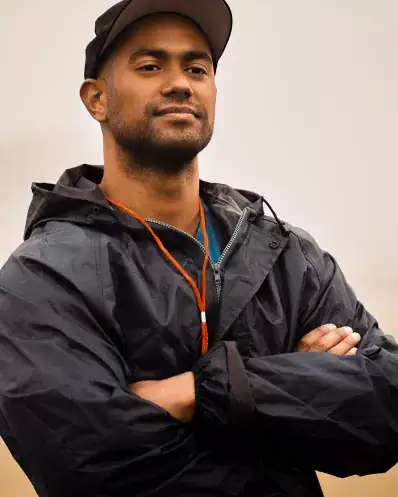 Parmi nos nombreux professeurs particuliers, un coach sportif Maison Helya en train d'observer les progrès de son client