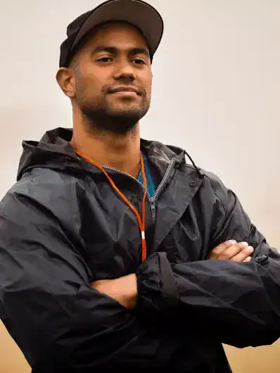 Un coach sportif Maison Helya en train d'observer les progrès de son client