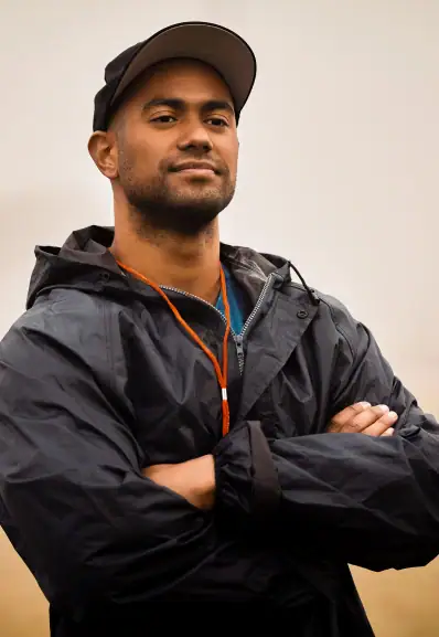 Parmi nos nombreux professeurs particuliers, un coach sportif Maison Helya en train d'observer les progrès de son client