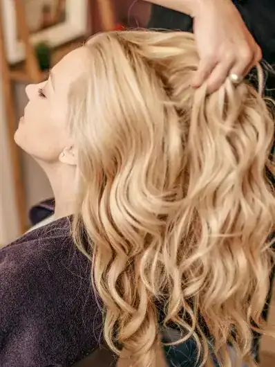 Une cliente Maison Helya en pleine séance à domicile avec notre coiffeur coloriste