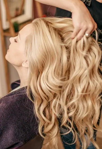 Une cliente Maison Helya en pleine séance à domicile avec notre coiffeur coloriste