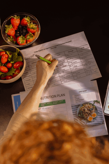 le nutritionniste diététicien maison helya élabore un plan de traitement nutritionnel et un régime personnalisé et adapté aux besoins de son client