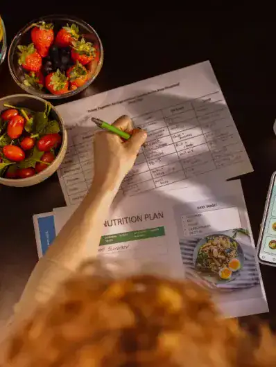 Un nutritionniste diététicien Maison Helya prépare un programme alimentaire pour notre client