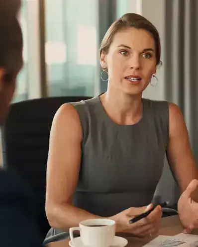 Notre family office manager en train de conseiller ses clients