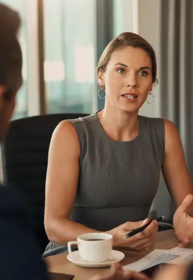 Notre family office manager en train de conseiller ses clients