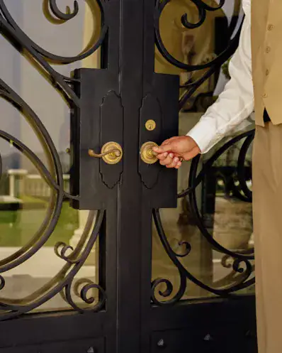 Une gardien de propri&eacute;t&eacute; Maison Helya ouvre la porte &agrave; ses clients