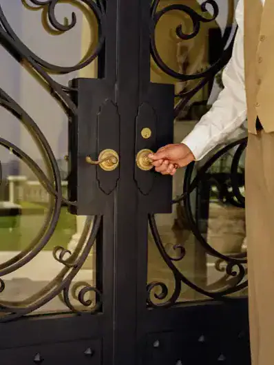 Une gardien de propriété Maison Helya ouvre la porte à ses clients