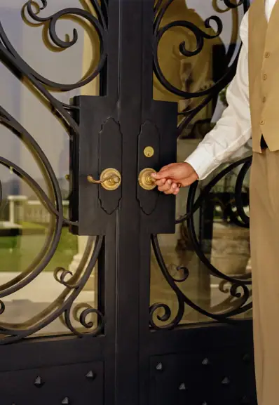 Une gardien de propriété Maison Helya ouvre la porte à ses clients