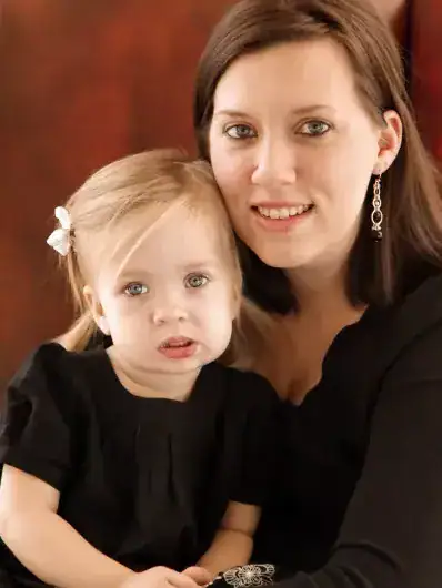 Une gouvernante pour enfants Maison Helya avec une petite fille de 3 ans dont elle s'occupe chaque jour