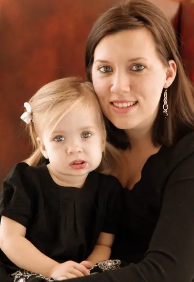 Une gouvernante pour enfants Maison Helya avec une petite fille de 3 ans dont elle s'occupe chaque jour