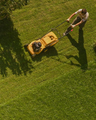 Un jardinier paysagiste Maison Helya tond la pelouse d'une propri&eacute;t&eacute; d'exception