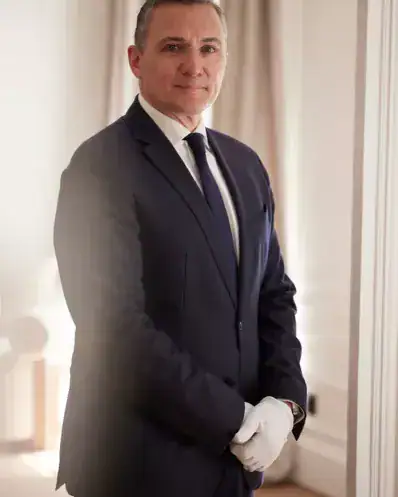 Un majordome Maison Helya écoute les consignes du jour