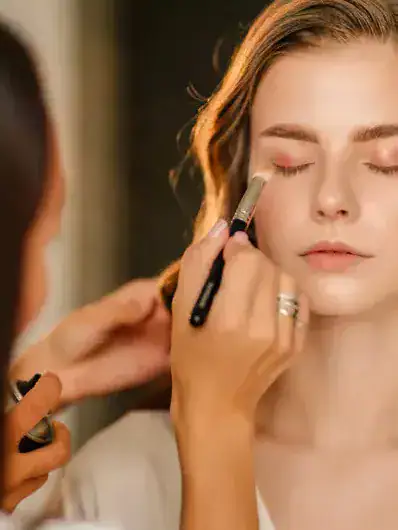 Une cliente Maison Helya en plein séance de maquillage avec un maquilleur Maison Helya