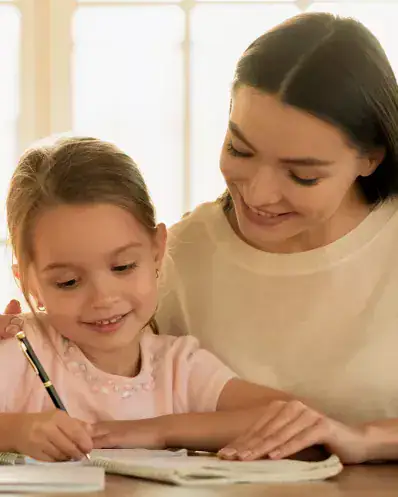 Une jeune fille en pleine séance de soutien scolaire avec Maison Helya