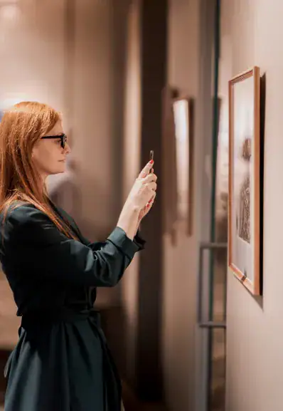 Notre gestionnaire d'art Maison Helya photographie une œuvre pour un client