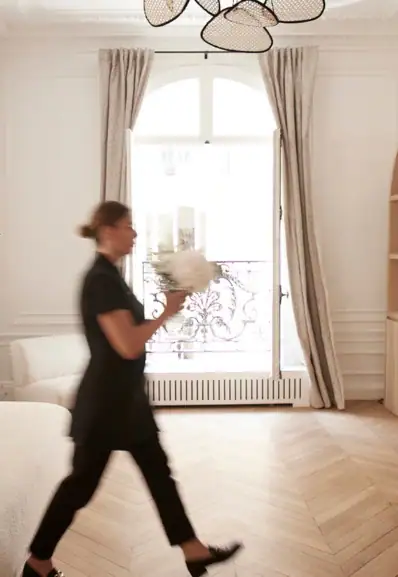 Une gouvernante de maison entretient un appartement haussmannien